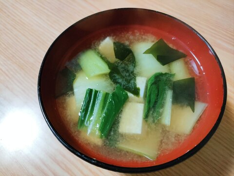 豆腐とチンゲン菜とわかめの味噌汁